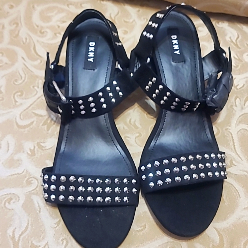 DKNY BLACK STUDDED SANDALS 11M